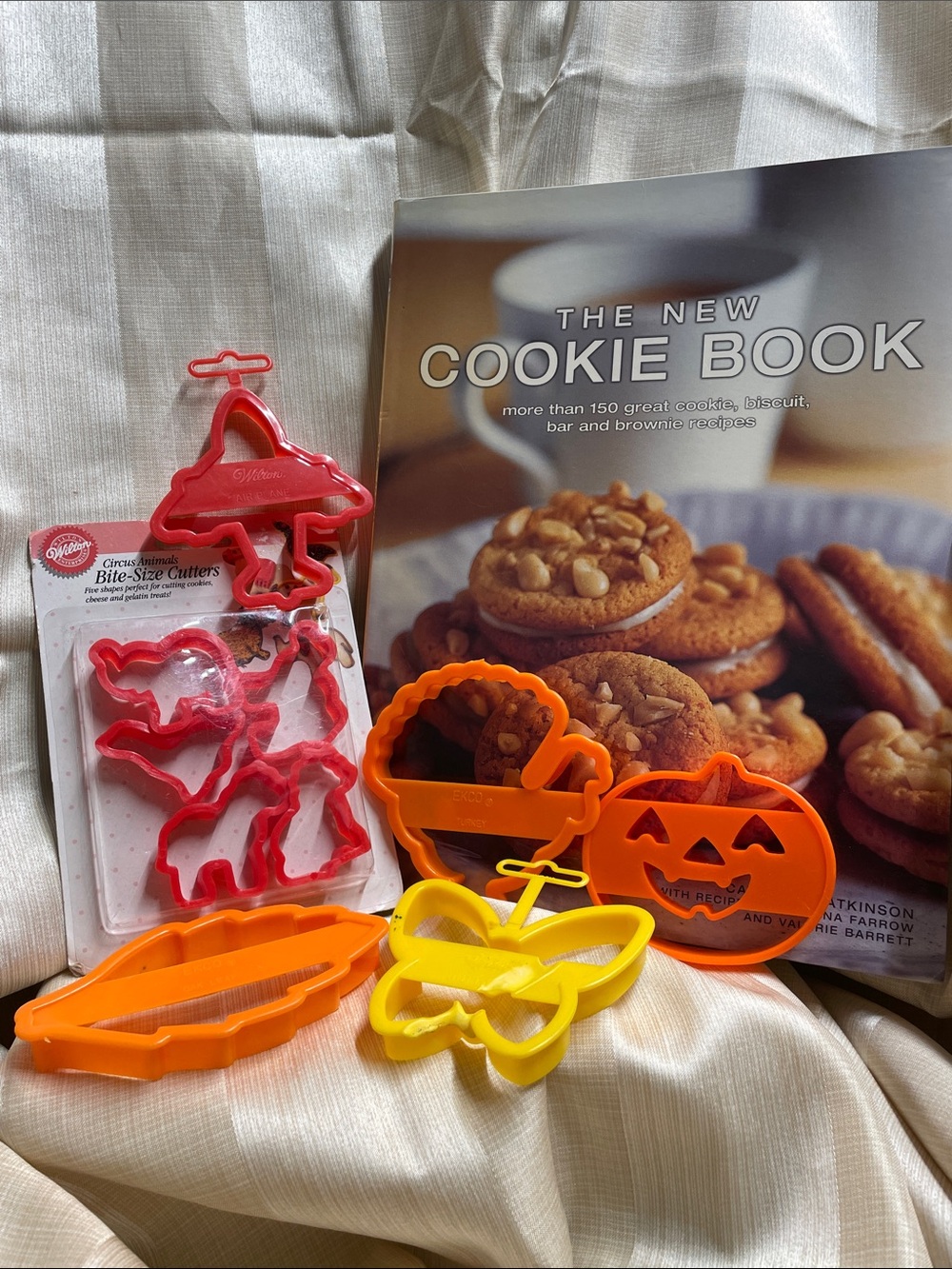 Cookie Cookbook & Wilton Cookie Cutters Set includes Animal & Fall Cutters
